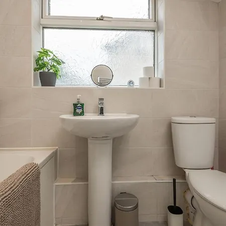 Spacious 5 Bed Close To Elland Road, First Direct Arena & Headingley Stadium Semesterbostad Leeds (West Yorkshire)