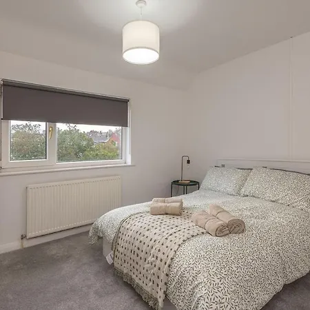 Spacious 5 Bed Close To Elland Road, First Direct Arena & Headingley Stadium *