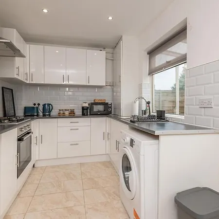 Spacious 5 Bed Close To Elland Road, First Direct Arena & Headingley Stadium Leeds (West Yorkshire)