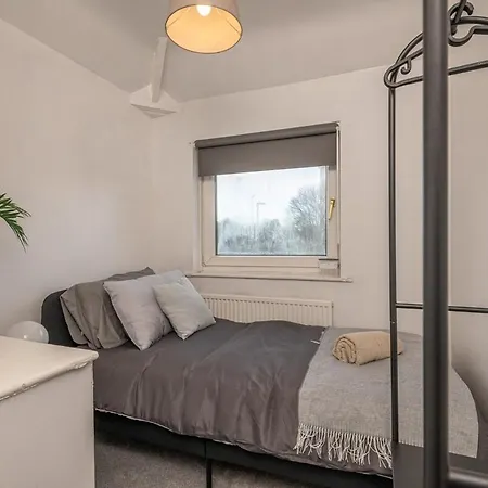 Holiday home Spacious 5 Bed Close To Elland Road, First Direct Arena & Headingley Stadium *