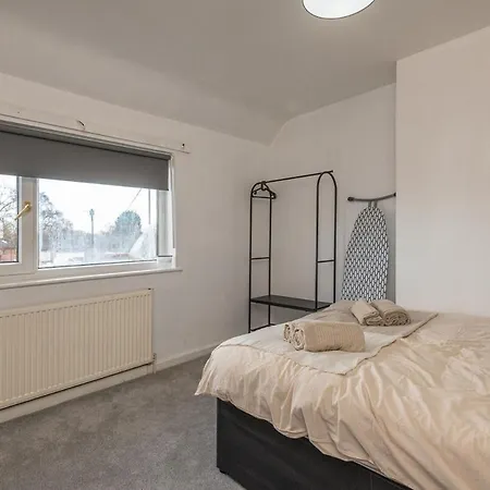 Spacious 5 Bed Close To Elland Road, First Direct Arena & Headingley Stadium Leeds (West Yorkshire)