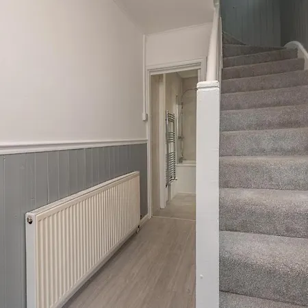 Spacious 5 Bed Close To Elland Road, First Direct Arena & Headingley Stadium *