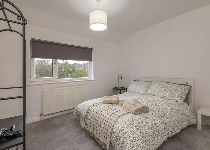 Spacious 5 Bed Close To Elland Road, First Direct Arena & Headingley Stadium *