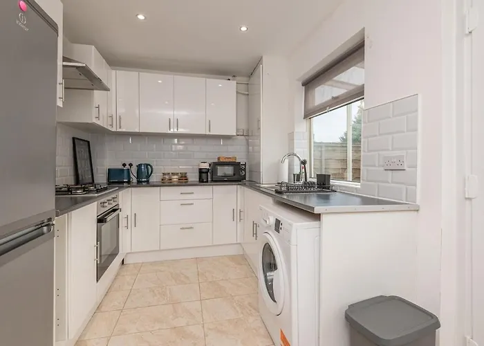 Spacious 5 Bed Close To Elland Road, First Direct Arena & Headingley Stadium Leeds (West Yorkshire)