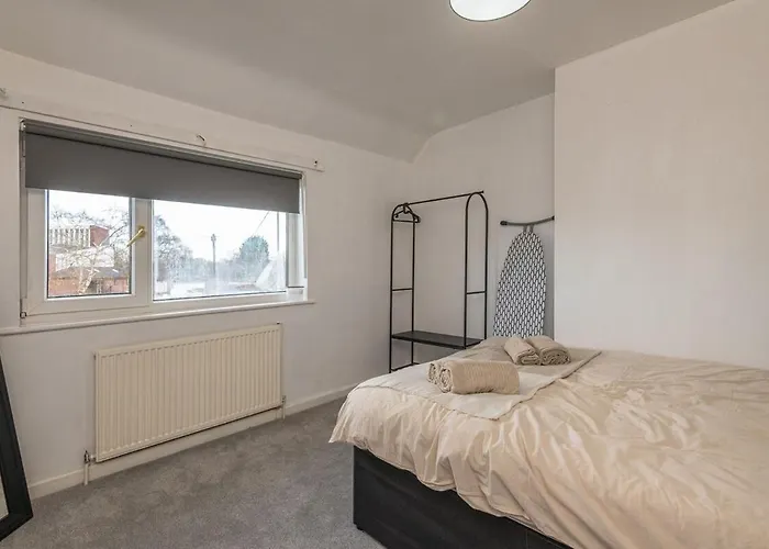 Spacious 5 Bed Close To Elland Road, First Direct Arena & Headingley Stadium Leeds (West Yorkshire)