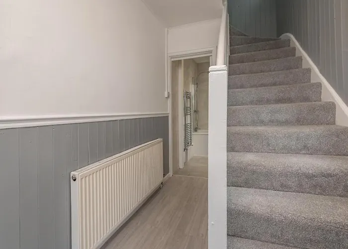 Spacious 5 Bed Close To Elland Road, First Direct Arena & Headingley Stadium *