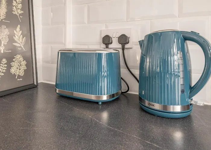 Spacious 5 Bed Close To Elland Road, First Direct Arena & Headingley Stadium *