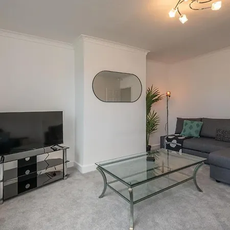 Holiday home Spacious 5 Bed Close To Elland Road, First Direct Arena & Headingley Stadium *