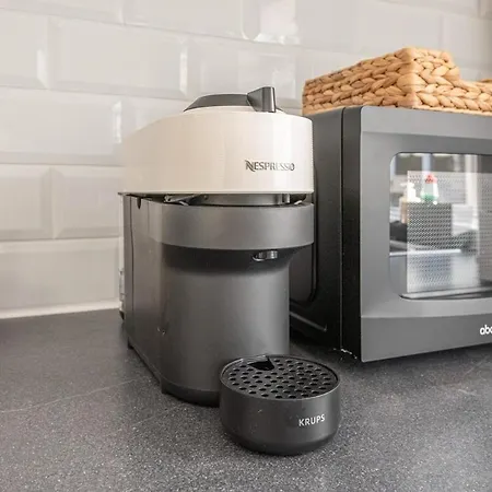 Spacious 5 Bed Close To Elland Road, First Direct Arena & Headingley Stadium *