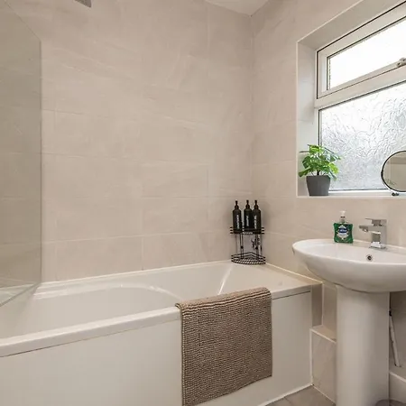 Casa de Férias Spacious 5 Bed Close To Elland Road, First Direct Arena & Headingley Stadium Leeds (West Yorkshire)