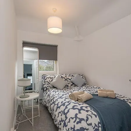 Holiday home Spacious 5 Bed Close To Elland Road, First Direct Arena & Headingley Stadium *