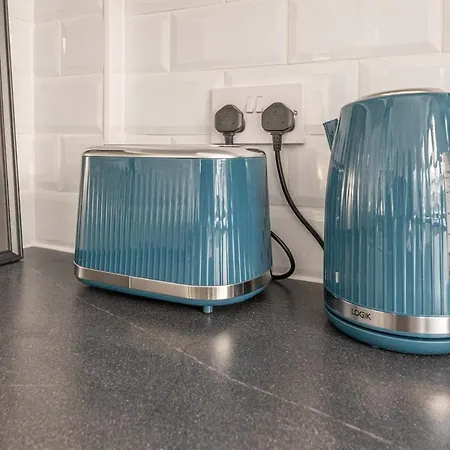 Spacious 5 Bed Close To Elland Road, First Direct Arena & Headingley Stadium *