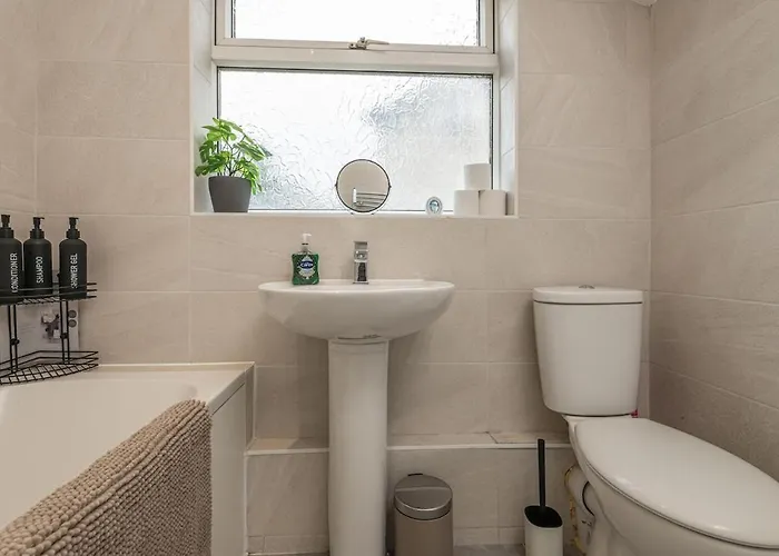 Spacious 5 Bed Close To Elland Road, First Direct Arena & Headingley Stadium Holiday home Leeds (West Yorkshire)