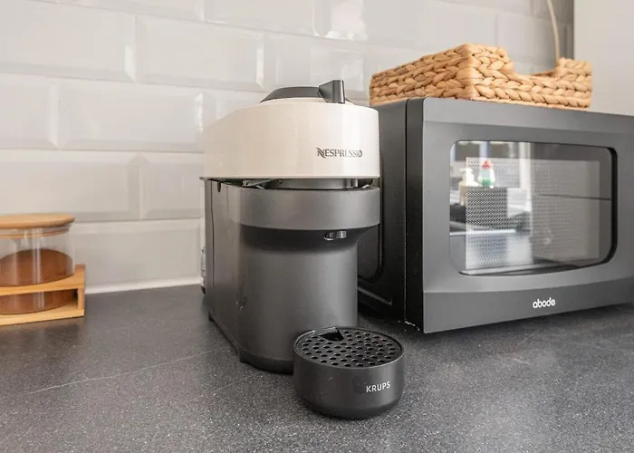 Spacious 5 Bed Close To Elland Road, First Direct Arena & Headingley Stadium *