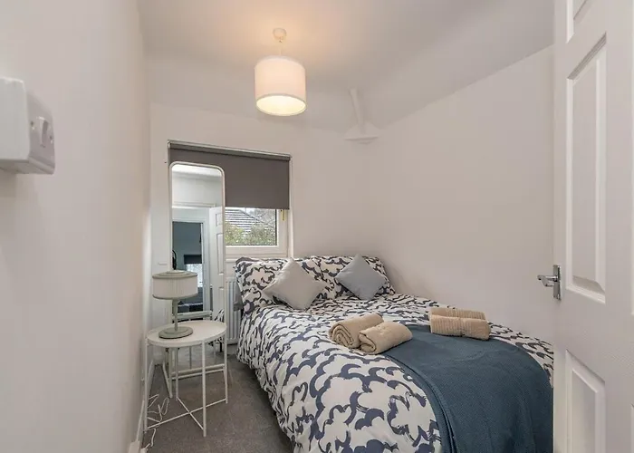 Holiday home Spacious 5 Bed Close To Elland Road, First Direct Arena & Headingley Stadium *